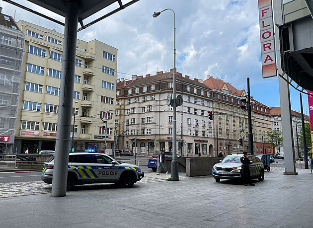 Policisté prohledávali obchodní centrum Flora, anonym nahlásil bombu