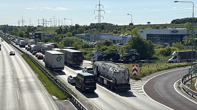Komplikace na Pražském okruhu i D5. Z kamionu vypadl kámen, tvoří se kolona