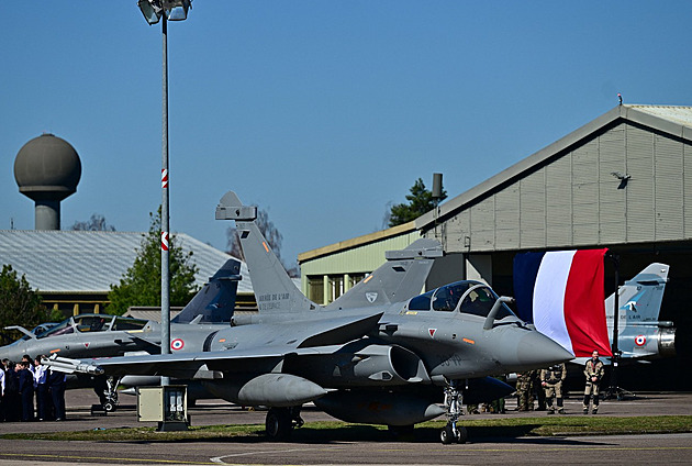 Francie za miliardy rozšíří základnu pro letouny s jadernými zbraněmi