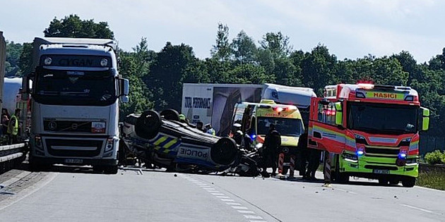 Služební auto se na D1 při honičce střetlo s cisternou, dva policisté jsou zranění