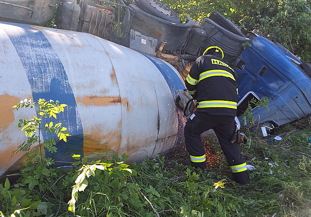 Hasii zasahovali u nehody mixu s betonem u Vtní na Krumlovsku. Museli...