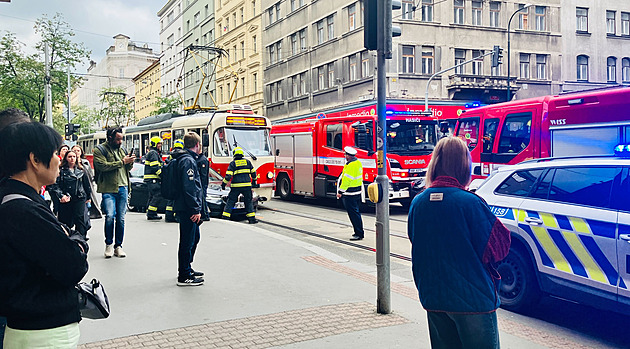 V Ječné ulici se srazilo auto s tramvají. Spoje směrem do centra jezdily odklonem