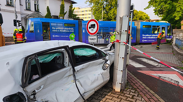 V Ostravě po střetu s autem vykolejila tramvaj, skončila až na chodníku