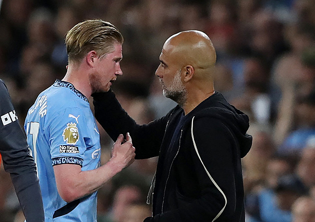 Kouč Guardiola: Bolí mě, když musí hráči na tribunu. Chci užší kádr, jinak končím