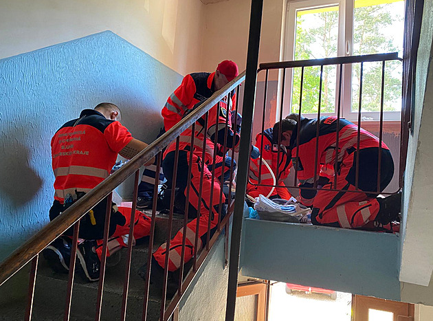 Popáleného mue oivovali záchranái na chodb bytového domu.