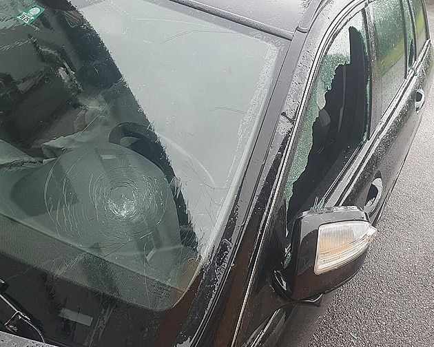 Poniený mercedes po atacích mu z hondy.