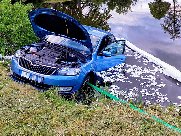 Havarované auto vyprostili z rybníka u Herstoic hasii.