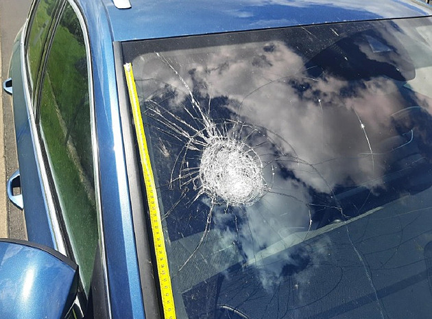 Hoši z mostu na D6 trefili baterií čelní sklo auta. Policie hledá další poškozené