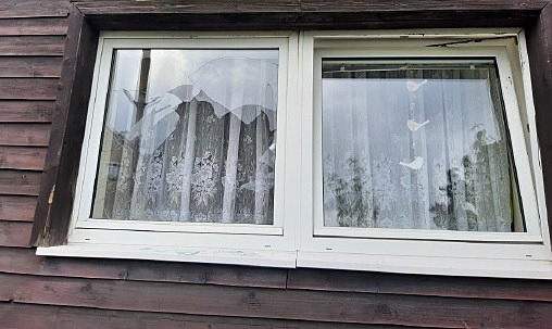 Osmadvacetiletý mu rozbil dlaebními kostkami okno domu, v nm se ped ním...