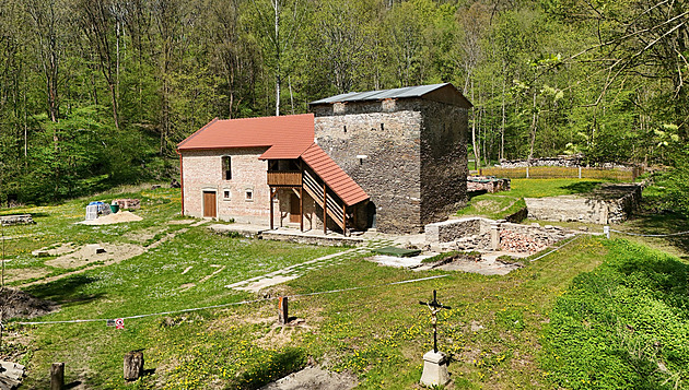 Bývalá obec Pomezná vstává z popela. Nadenec, který se roky snaí vzkísit to,...
