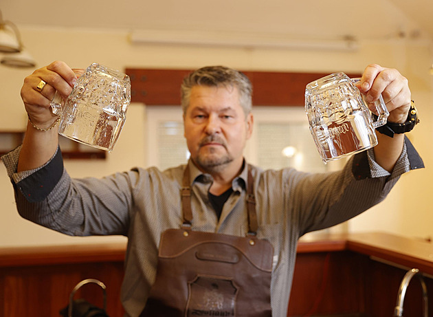 Z každého hospodského může být virtuos výčepu. Naučíme ho to, říká školitel ze Svijan