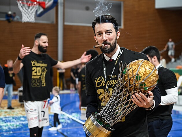 Nymburk teknik direktörü Francesco Tabellini, bir fincan Jiří Zídek ile Elder.
