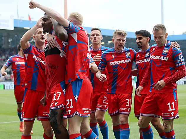 Plzet fotbalist se raduj z glu, kter vstelil Rafiu Durosinmi.