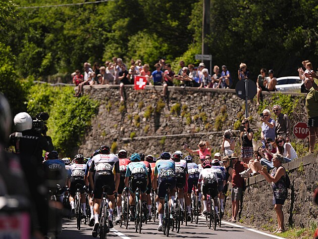 Peloton b�hem 18. etapy italsk�ho Gira