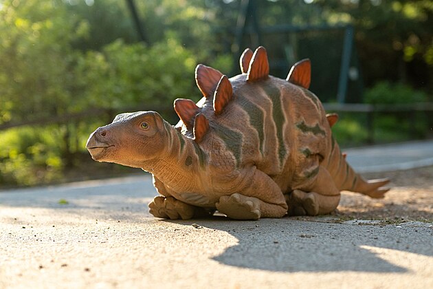 V DinoParku se proch�z� prvn� chod�c� robotick� Stegosaurus
