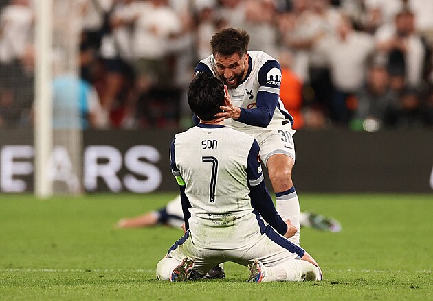 Fotbalist Tottenhamu slav vhru ve finle Evropsk ligy.