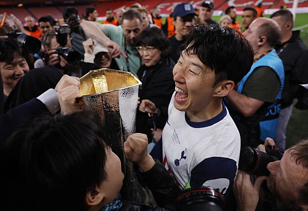 Kapitn Tottenhamu Song Hung-min nese trofej pro vtze Evropsk ligy.