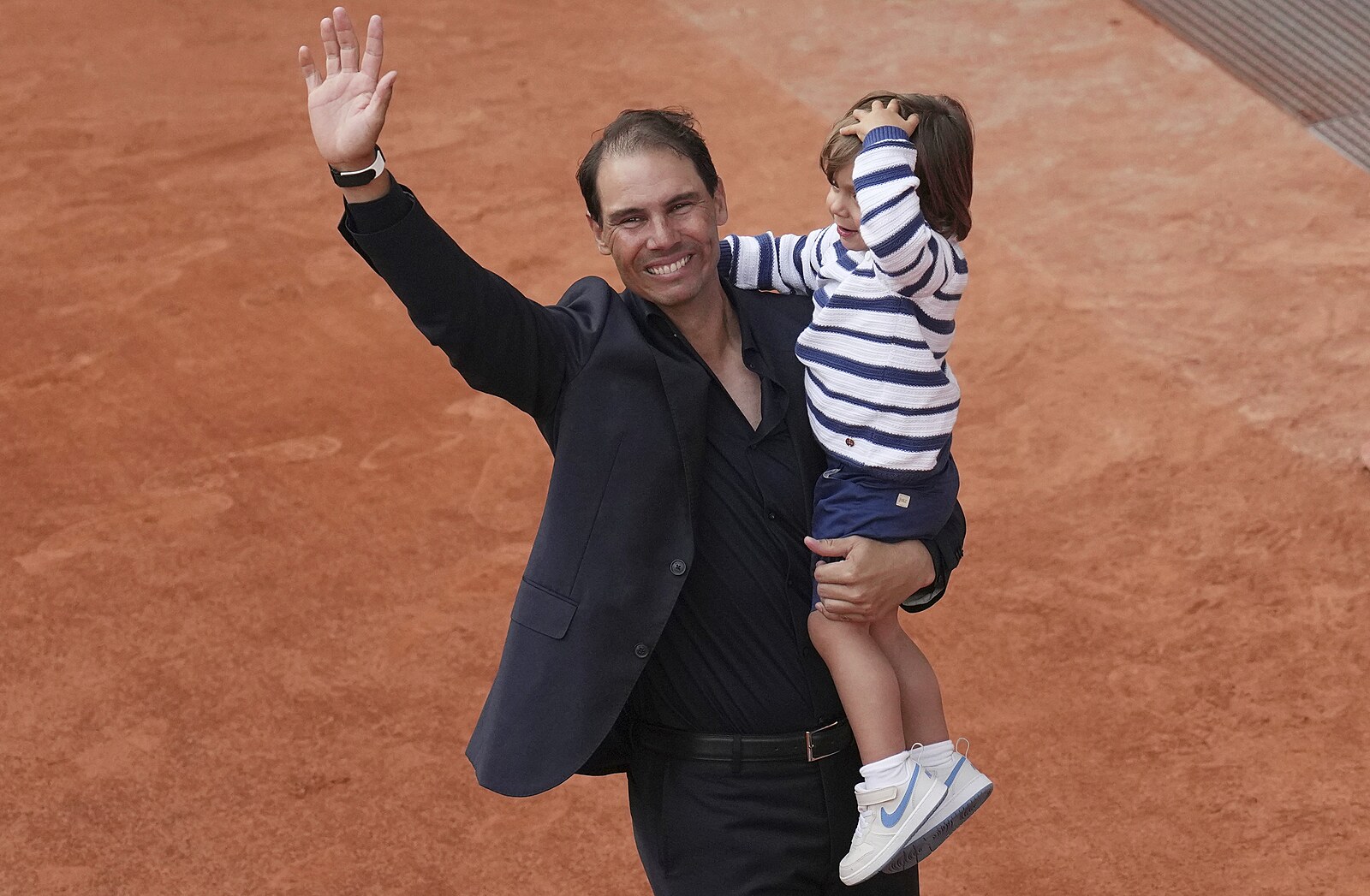 Bekhend má jako táta! Nadalův tříletý syn na kurtu bavil fanoušky i tenisové hvězdy