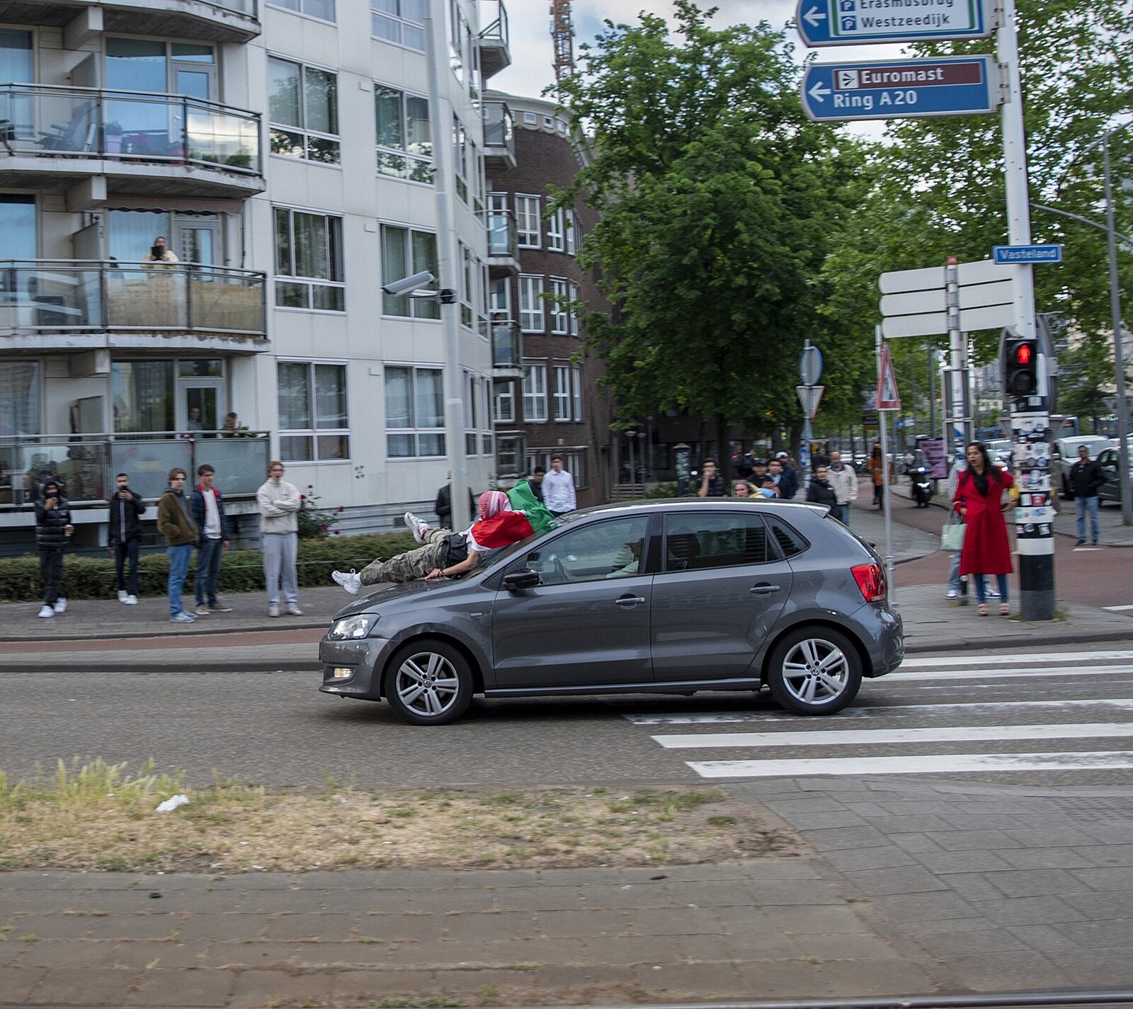 Sítě soptí, že propalestinského aktivistu nabralo auto. Co se ale dělo předtím?