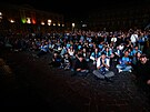Fanouci Neapole sledují na Piazza del Plebiscito utkání s Cagliari.