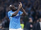 Romelu Lukaku tleská fanoukm Neapole.