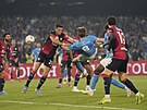 Scott McTominay dává první gól Neapole v utkání proti Cagliari.