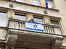 Starostka Prahy 1 Terezie Radomsk (TOP09) vrac zpt Izraelskou vlajku. (28....