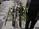 Lidé u od rána pináeli do Rudolfina vnce na rozlouení s Jiím Bartokou...