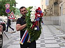 Lidé u od rána pináejí do Rudolfina vnce na rozlouení s Jiím Bartokou...