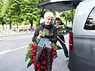Lidé u od rána pináí do Rudolfina vnce na poslední rozlouení s Jiím...