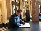 Martin Baxa piel na poslední rozlouení s Jiím Bartokou a podepsal...