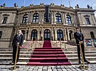 Rudolfinum se zahalilo do smutení erné, ale takté tmav ervené. ervený...