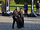 Bolek Polívka s manelkou pichází na rozluku s Jiím Bartokou. (20. kvtna...