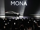 Prezentace elektromobilu MONA M03 Max EV od ínské automobilky XPENG na akci...