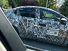 Prototyp nové generace Nissanu Leaf pi testech v Praze