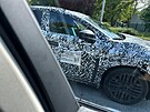 Prototyp nové generace Nissanu Leaf pi testech v Praze