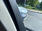 Prototyp nové generace Nissanu Leaf pi testech v Praze
