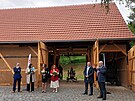 Slavnostn oteven stodoly v Zubrnicch. Zastnil se ho i ministr kultury...