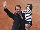�trnáctinásobný �ampion pa�í�ského grandslamu Rafael Nadal se svým synem p�i...