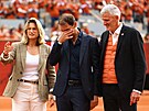 Dojatý �trnáctinásobný �ampion pa�í�ského grandslamu Rafael Nadal mezi...