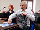 Prostjovsk opozin zastupitel Ale Matyek (uprosted) stanul ped soudem...