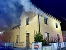 Hasii zachrnili tyi lidi ze stechy hocho domu, vce ne dv destky...
