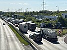 Na Praskm okruhu se tvo kolona po pdu ulovho kvdru z kamionu. (23....