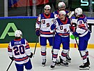 Josh Doan (81) slaví se spoluhrái gól do eské brány.
