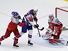 Tage Thompson ohrouje eskou bránu, kterou steí Karel Vejmelka.