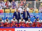 Radim Rulík na stídace národního mustva bhem utkání s Amerikou, vedle nj...