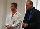 Ob�alovan� Daniel Lapa� se sv�m obh�jcem p�i jedn�n� Okresn�ho soudu v Ostrav�....