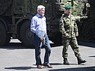 Prezident Petr Pavel si i s manelkou Evou prohldli opavsk arel 53. pluku...