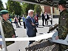 Prezident Petr Pavel si i s manelkou Evou prohldli opavsk arel 53. pluku...