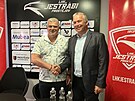 f hokejovho Prostjova Jaroslav Luk (vlevo) si tese rukou s prostjovskm...